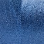 型紙を調整して布を裁断している様子